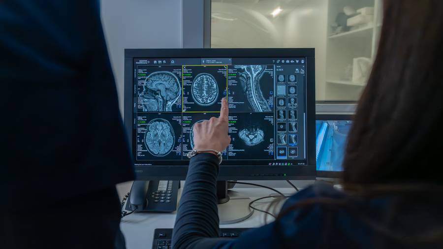 Radiolog analizira MR nalaze na Siemens MAGNETOM Avanto 1.5T uređaju — Dijagnostika 2000