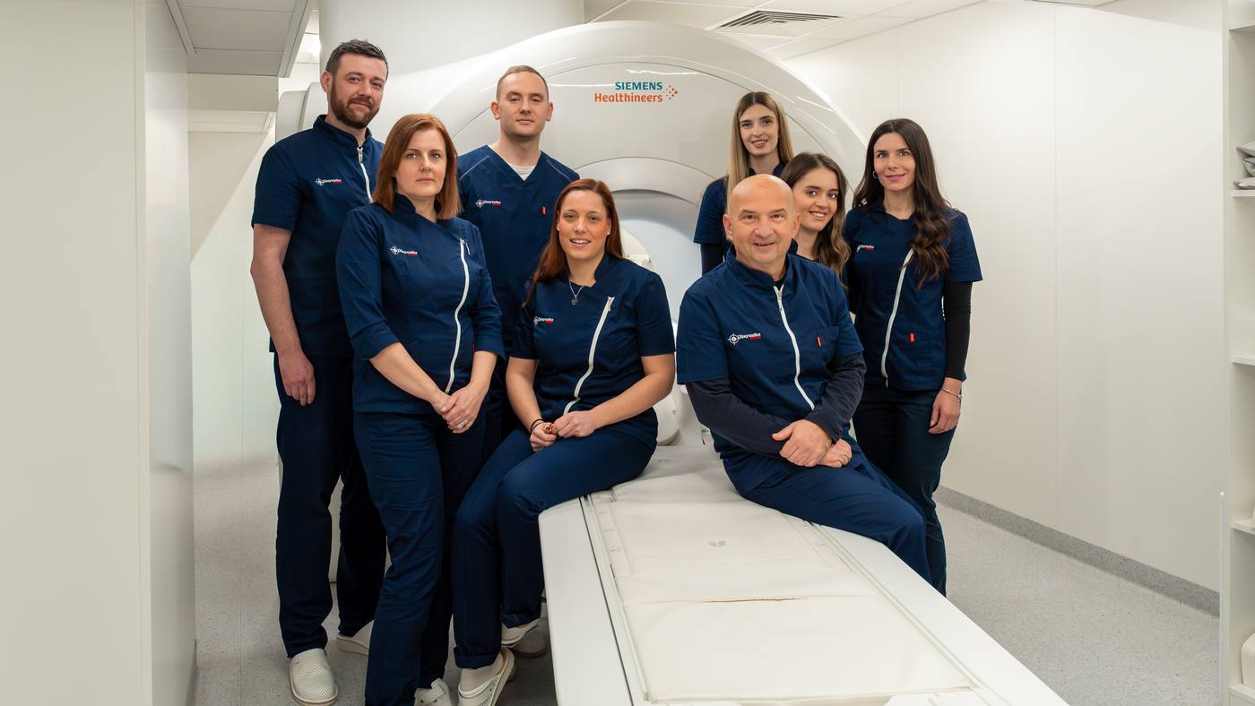 Tim stručnjaka Dijagnostike 2000 ispred Siemens Healthineers MR uređaja